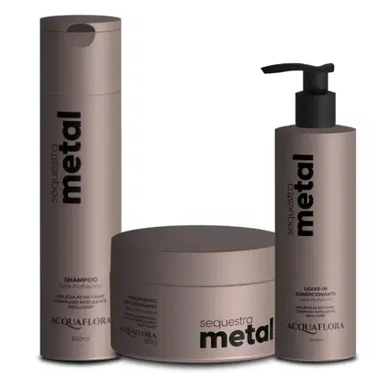 Conjunto de produtos Acquaflora da linha Sequestra Metal, incluindo shampoo em frasco, tratamento condicionante em pote e leave-in condicionante em frasco, com embalagens em tons de cinza e preto.