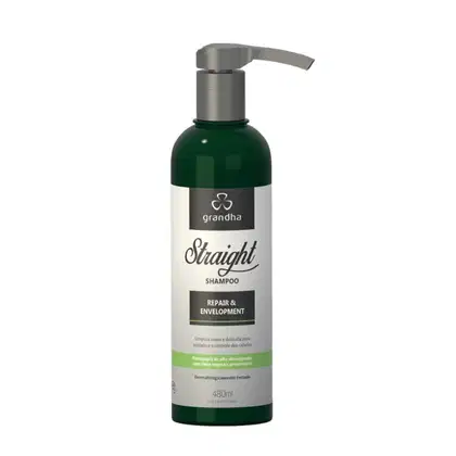 Frasco de shampoo Grandha Straight, com design de embalagem verde e branca. Rótulo com informações sobre o produto, que é indicado para reparação e envelopamento dos cabelos.