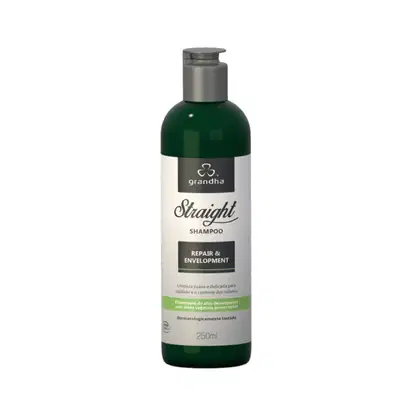Frasco de shampoo da marca Grandha, na cor verde escuro, com rótulo branco e texto "Straight Shampoo" e "Repair & Envelopment". O produto é apresentado em embalagem de 250ml.