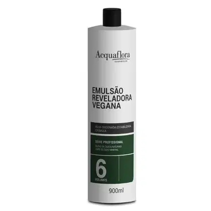 Emulsão reveladora vegana da marca Acquaflora, em frasco branco com rótulo verde, contendo 900ml do produto. Destaca-se a informação de que se trata de uma "Série Profissional" com água oxigenada estabilizada e cremosa.