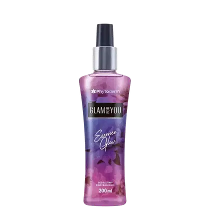 Perfume em frasco 200ml. O rótulo mostra o nome do produto "Glam&You Essence Glow" da marca Phytoderm, com a descrição "Deo Colônia Fine Fragrance" (Colônia Desodorante Fragrância Fina). O fundo do rótulo tem uma imagem desfocada de flores roxas.