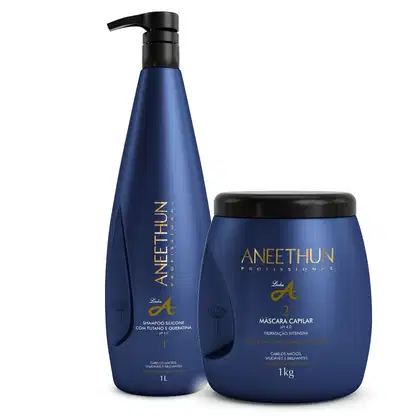 Shampoo em frasco plástico azul marinho com bomba preta, de 1 litro. Máscara capilar em pote plástico azul marinho com tampa preta, de 1kg.