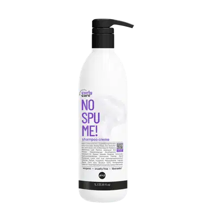 Produto de cuidados para cabelos cacheados, shampoo creme "No Spu Me!" da marca Curly Care. Embalagem plástica branca opaca com detalhes em preto.