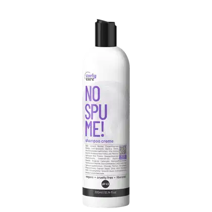 Shampoo creme No Spume da marca Curly Care. Embalagem plástica branca opaca com tampa preta. Rótulo com o nome do produto em letras grandes na cor roxa e lilás. Informações sobre os ingredientes e volume de 300ml impressas em texto menor.