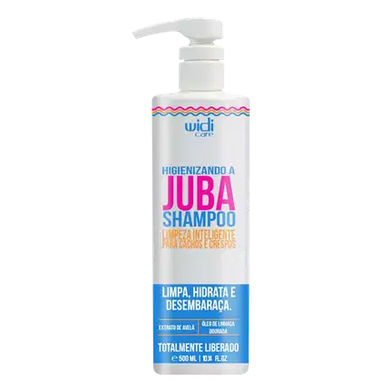 Embalagem branca com bomba dosadora. Rótulo nas cores rosa, roxo e azul. Texto "Higienizando a Juba Shampoo - Limpeza inteligente para cachos e crespos. Limpa, hidrata e desembaraça." Com extrato de aveia e óleo de linhaça dourada.