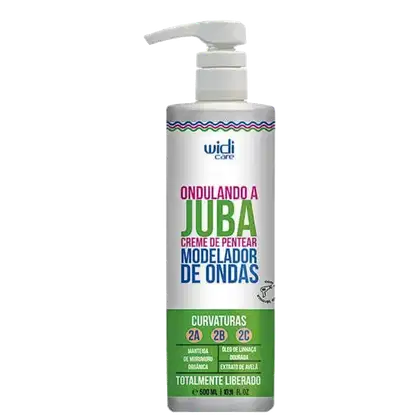 Creme de pentear modelador de ondas. Embalagem plástica branca com bomba dosadora. Rótulo com texto em português destacando as curvaturas 2A, 2B e 2C para as quais é indicado. Cores predominantes são branco, verde, roxo e azul.
