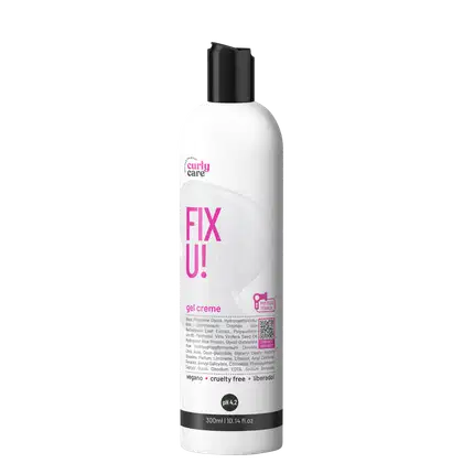 Produto de cuidado capilar da marca Curly Care. Frasco plástico branco com tampa preta. Rótulo com o nome "Fix U!" em letras grandes e rosa, e "gel creme" em letras menores abaixo.