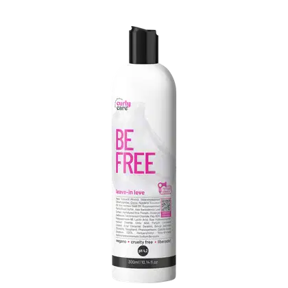 Produto de cuidado capilar leave-in da marca Curly Care. Frasco plástico branco opaco com tampa preta. Rótulo frontal com o nome do produto "BE FREE" em letras grandes e rosa.