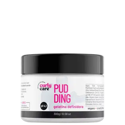 Pote plástico branco com tampa preta contendo um produto de definição de cachos da marca Curly Care. O rótulo indica que é um "Pudding Gelatina Definidora" vegano, com pH 4,2.