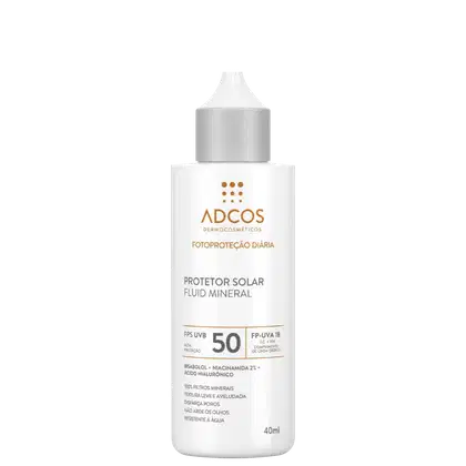 Protetor solar fluido mineral Adcos,40ml, em embalagem plástica branca.Rótulo com logo e detalhes: FPS UVB 50 e FP-UVA.Contém resveratrol, niacinamida, ácido hialurônico e filtros minerais. Textura leve, aveludada, não obstrui poros e é resistente à água.