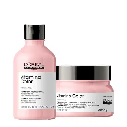 Dois produtos da linha Vitamino Color da L'Oréal Professionnel. Um é um shampoo protetor de cor para cabelos coloridos, em um frasco rosa de 300ml. O outro é uma máscara para cabelos tingidos, em um pote rosa de 250g.