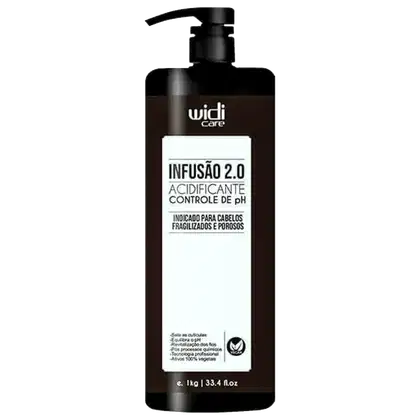 Frasco de 1 litro de Infusão 2.0, um produto de cuidados da marca Widi Care, com rótulo indicando ser um acidificante para controle de pH, indicado para cabelos fragilizados e porosos.