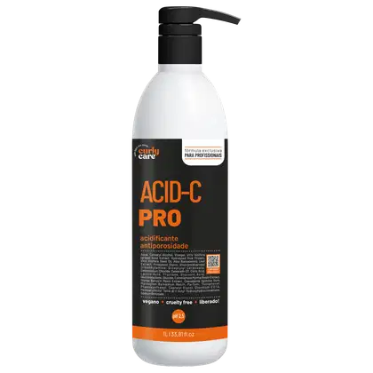 Produto de tratamento capilar Acid-C Pro da marca Curly Care. Embalagem plástica branca e preta em formato de frasco com bomba dosadora. Rótulo preto com texto laranja "ACID-C PRO" e descrição "acidificante antiporosidade" em letras menores.