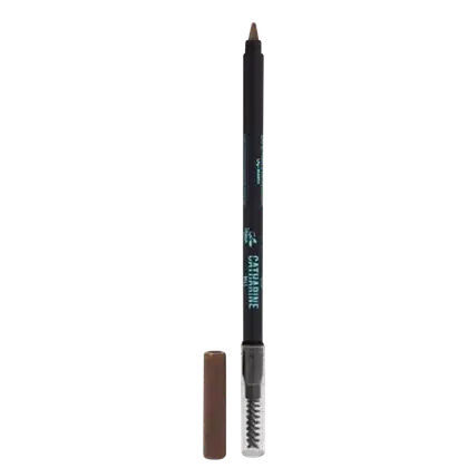 A imagem mostra o lápis para sobrancelhas com um design preto fosco e o nome da marca impresso no corpo do produto. Em uma ponta apresenta o lápis e do outro lado uma escovinha para pentear os fios da sobrancelha. Ao lado está a tampa marrom do produto.