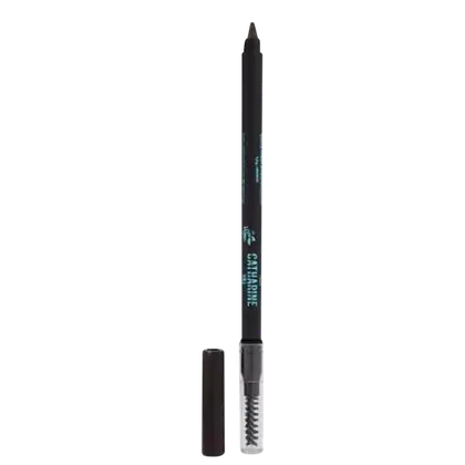 A imagem mostra o lápis para sobrancelhas com um design preto fosco e o nome da marca impresso no corpo do produto. Em uma ponta apresenta o lápis e do outro lado uma escovinha para pentear os fios da sobrancelha. Ao lado está a tampa castanha do produto.