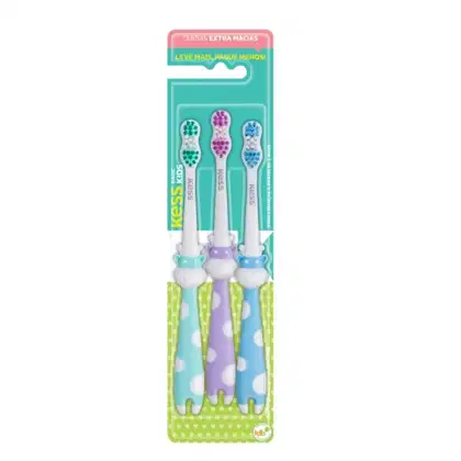 Conjunto de 3 escovas de dente infantis da marca Kess, com cabos coloridos em tons de azul, roxo e verde, com detalhes em bolinhas. A embalagem é verde clara com texto em português "Leve mais, pague menos".