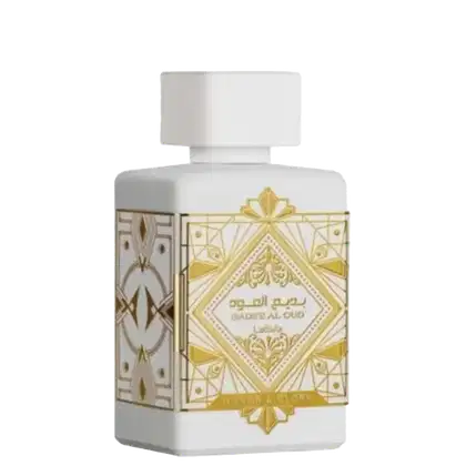 Frasco de perfume branco e dourado da marca Lattafa Perfumes, com rótulo decorativo em estilo árabe contendo o nome "Badee Al Oud" e a descrição "Luxury & Glory".