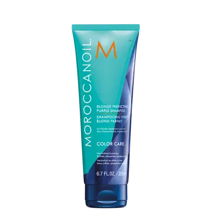 Shampoo Moroccanoil Color Care Blonde Perfecting 200ml, um tubo azul claro com detalhes em roxo e laranja. De acordo com as informações na embalagem, esse shampoo tem a função de neutralizar os tons amarelados.