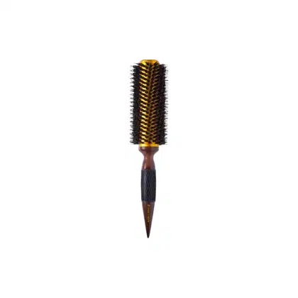 Escova de cabelo redonda com cerdas de nylon firmes douradas e pretas. Cabo de madeira escura com detalhes ondulados. Identificação "Marco Boni" visível no cabo. Produto para estilizar e modelar cabelos.