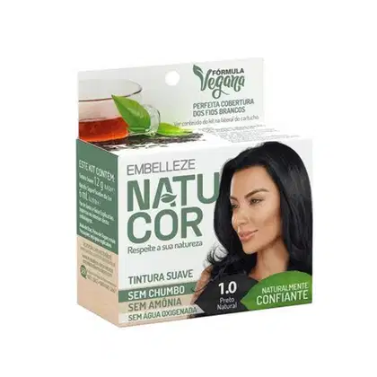 A imagem mostra a caixa da Tintura Embelleze Natucor 1.0 Preto Natural, destacando ser  uma Fórmula Vegana, livre de amônia, chumbo e água oxigenada. Além disso, traz tons de verde e branco e exibe a imagem de uma modelo com longos cabelos lisos e pretos.