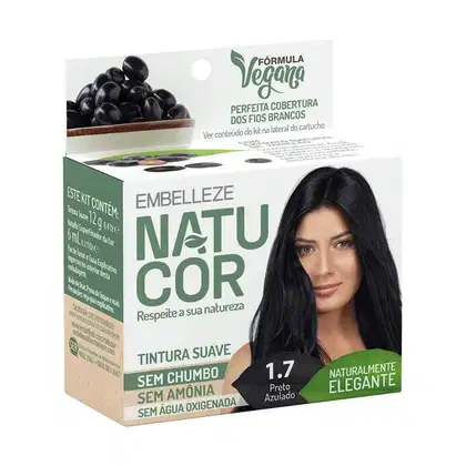 A imagem mostra A embalagem da Tintura Embelleze Natucor 1.7 Preto Azulado. O produto é anunciado como uma tintura suave, sem amônia, sem chumbo e sem água oxigenada. Na embalagem, há uma foto de uma mulher de cabelos longos e pretos.
