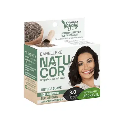 A imagem mostra caixa da Tintura Embelleze Natucor 3.0 Castanho Escuro. Traz tons de verde e branco e exibe a foto de uma mulher sorridente com cabelos escuros e ondulados. Destaca ser uma Fórmula Vegana, suave sem amônia, sem chumbo e sem água oxigenada