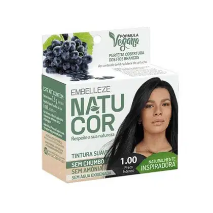 A imagem mostra caixa da Tintura Embelleze Natucor 1.00 Preto Intenso. Traz tons de verde e branco e exibe a foto de uma modelo com cabelos longos, lisos e escuros. Destaca ser uma Fórmula Vegana, suave, sem amônia, sem chumbo e sem água oxigenada