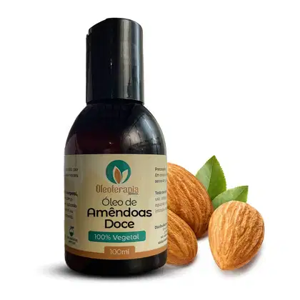 O produto apresentado é um frasco de óleo de amêndoas doce da marca Oleoterapia Brasil. Ao lado do frasco, há algumas amêndoas inteiras, indicando que o produto é feito deste ingrediente.