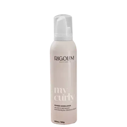 Mousse modelador da linha "my curly" da marca Rigolim Hair & Co. O frasco possui um dispensador de espuma no topo. O produto é destinado a conferir volume e definição aos cabelos cacheados, com proteção térmica.