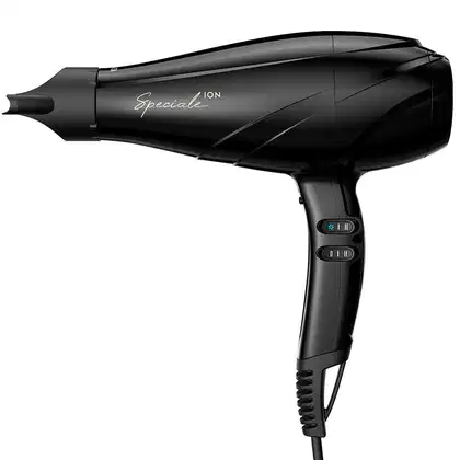 Secador de cabelo profissional da marca GA.MA Italy, modelo Speciale Ion. Corpo preto brilhante com design aerodinâmico e ergonômico. Possui dois botões de controle na parte inferior e o nome "Speciale Ion" impresso na lateral.