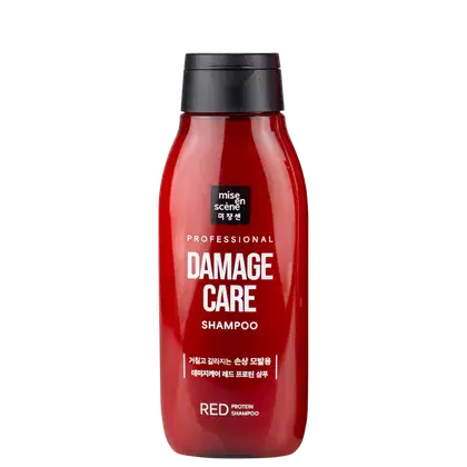 Frasco vermelho de shampoo da linha Damage Care da marca Mise en Scène, com rótulo preto destacando o nome do produto e a indicação de ser um shampoo de proteína.