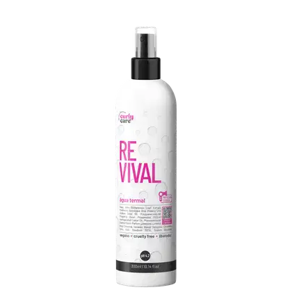 Produto de cuidado capilar Revival da marca Curly Care. Frasco plástico branco opaco com tampa preta e aplicador em spray. Rótulo com o nome do produto em letras grandes e rosa.