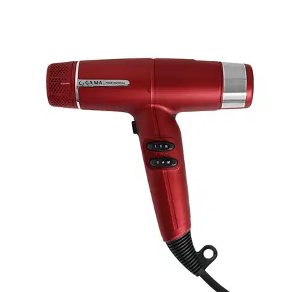 A imagem mostra o secador de cabelo da marca GA.MA. O acessório possui um corpo cilíndrico vermelho metálico com detalhes prateados. Há uma grelha de entrada de ar perfurada na parte traseira, painel de controle com três botões e cabo preto flexível.
