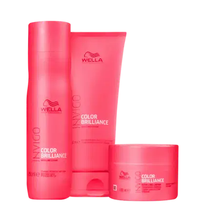 Três produtos de cuidados capilares da linha Color Brilliance da marca Wella Professionals. O primeiro é um shampoo. O segundo é um condicionador. O terceiro é uma máscara capilar. Todos em embalagens rosa vibrante.