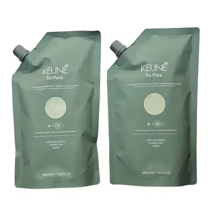 Os produtos apresentados são dois refis de shampoo e condicionador da linha "So Pure" da marca Keune. Cada refil está em uma embalagem plástica de cor verde-acinzentada, com o nome da marca e da linha impressos.