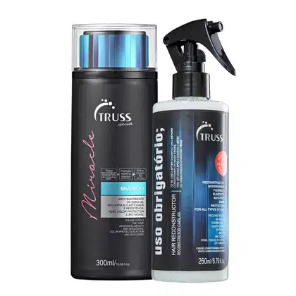Produtos de cabelo da marca TRUSS, incluindo um frasco de shampoo preto e um frasco spray branco com rótulos e detalhes em azul e rosa. As embalagens apresentam design moderno e informações sobre os benefícios dos produtos.