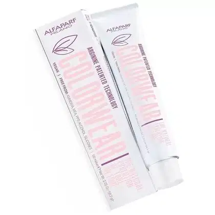 A imagem mostra uma embalagem e um tubo do tonalizante "Colorwear". A embalagem é predominantemente branca com detalhes em lilás e o nome do produto em letras grandes na cor rosa claro.