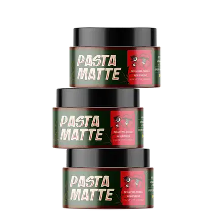 Três potes de pasta modeladora para cabelo da marca Don Alcides, com rótulos verdes e vermelhos exibindo o nome "Pasta Matte" em destaque. As embalagens possuem design moderno e minimalista, com informações sobre a composição e benefícios do produto.