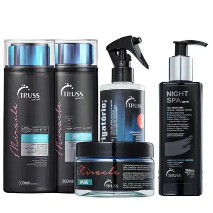 Conjunto de produtos de beleza da marca Truss, incluindo shampoo, condicionador, máscara, sérum e spray, em embalagens pretas e azuis com detalhes em rosa. Os produtos apresentam rótulos e informações sobre suas propriedades e benefícios.