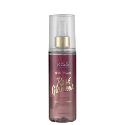 A imagem mostra o Body Splash em uma embalagem com tom meio arroxeado e dourado, apresentando o logotipo Kiss New York. A tampa é transparente e traz um detalhe dourado na válvula spray.
