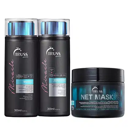 Conjunto de produtos de cuidados capilares da marca Truss, incluindo shampoo, condicionador e máscara capilar em embalagens pretas e azuis com detalhes em rosa. Os produtos prometem restaurar a elasticidade e resistência dos cabelos.