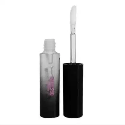 Óleo labial da marca Ruby Rose. É um frasco cilíndrico, com rótulo opaco e uma tampa preta, com um aplicador de pincel alongado.