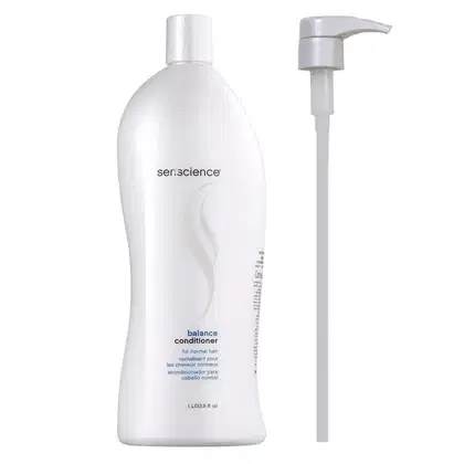 Condicionador da marca Senscience, na cor branca. O rótulo do produto indica que se trata de um condicionador de equilíbrio, destinado a cabelos normais, com a capacidade de 1 litro. Acompanha válvula pump.