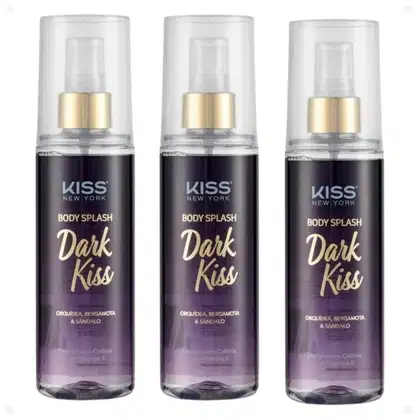 Três frascos de Body Splash da marca Kiss New York com o nome "Dark Kiss". Os frascos são transparentes com detalhes em preto e dourado. Eles contêm um líquido roxo. Descrição "Orquídea, Bergamota & Sândalo".