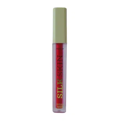 Batom líquido da marca Ruby Rose, na cor vermelha. A embalagem é um tubo plástico de cor verde-clara, com o nome da marca e do produto "Still Skin" impresso em vermelho e amarelo. O batom parece ter uma textura suave e cremosa.