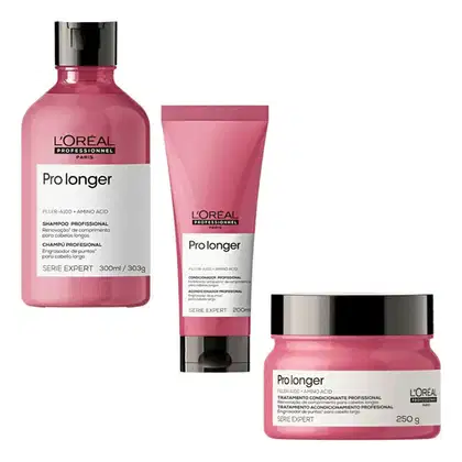 A imagem mostra 3 produtos da linha Pro Longer da L'Oréal Professionnel. Um shampoo em uma embalagem plástica rosa de 300ml. Outro é um condicionador em um tubo rosa de 300g. O terceiro é uma máscara capilar em um pote rosa de 250g.
