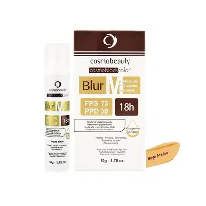 O produto mostrado na imagem é um bloqueador solar da marca Cosmobeauty, chamado Cosmoblockcolor Blur.  Possui FPS 75 e PPD 30, com propriedades de proteção contra raios UVA e UVB, além de uniformizar e resistir à água.