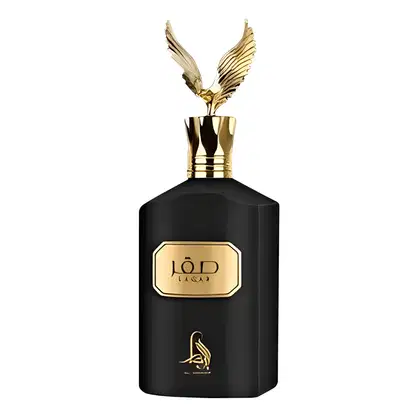 Frasco de perfume preto e dourado da marca Al Absar, com tampa em formato de asa dourada. Rótulo dourado com o nome do perfume Saqar em destaque.