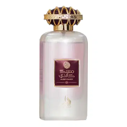 Perfume em frasco de vidro transparente com líquido rosa claro. Frasco com tampa dourada ornamentada com arcos arqueados. Rótulo retangular vinho com inscrição em árabe "Musk Candy" e emblema floral dourado.