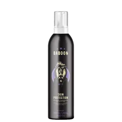 Pós-barba da marca Baboon. Embalagem em frasco preto fosco com tampa branca. Rótulo com o nome da marca "Baboon" em letras brancas, estrelas roxas e uma ilustração de um babuíno com asas em tons de roxo e amarelo. Volume de 300ml/200g.